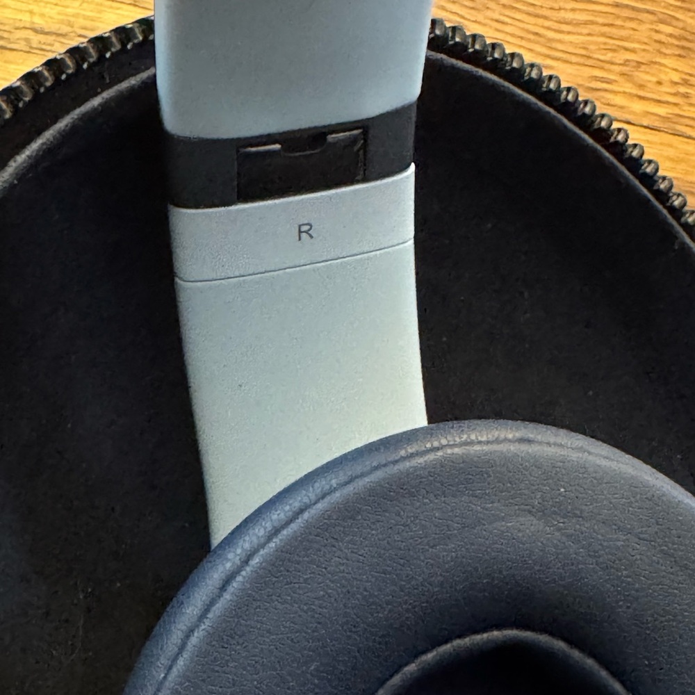 AUTHENTIC BEATS BLUE WIRELESS Headphones with ORIGINAL Case. - Picture 5 of 16